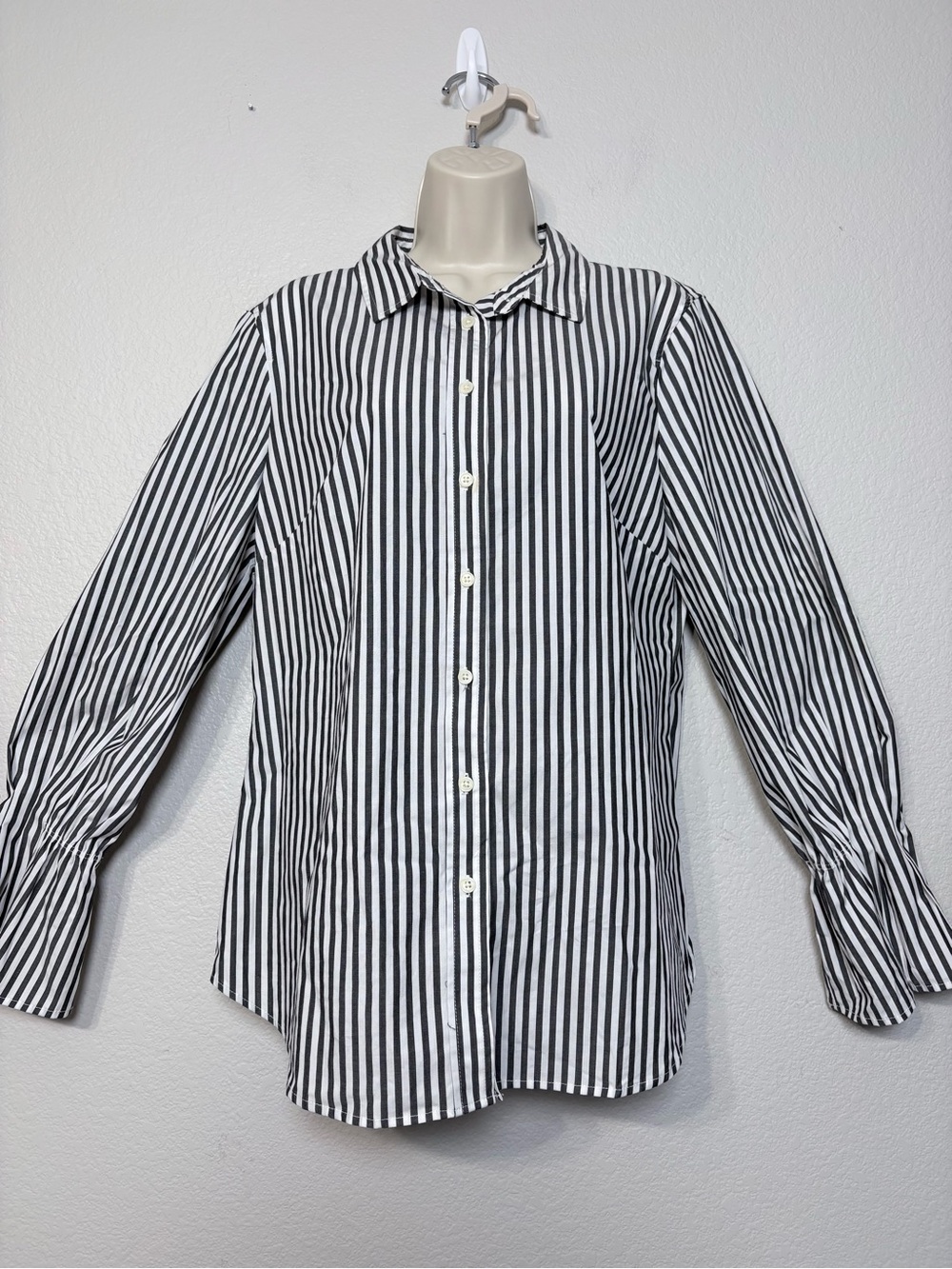 Banana Republic Tailored Striped Black White LS Button Up Ruffle Cuff Office